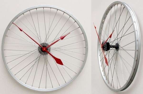 Часы из велосипедного колеса смотрятся необычно