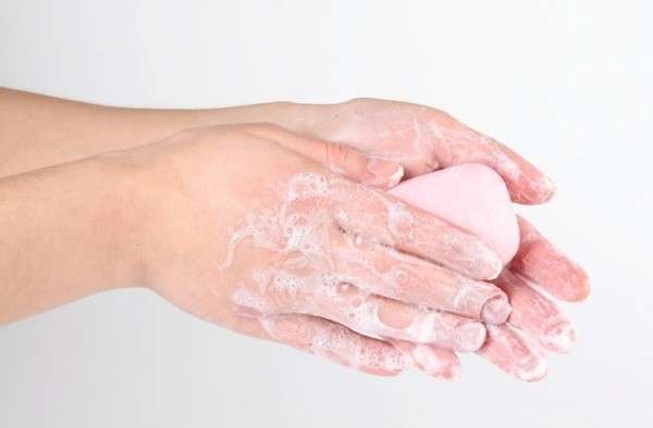 Избавиться от клея на коже можно обычным мылом