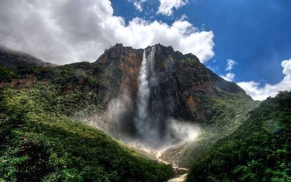 Мощь и красота слились в водопаде Анхель. Фото с сайта wikimost.info