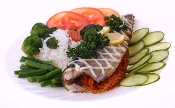 Нежирная рыба вместе с рисом и овощами - аппетитное и диетическое блюдо