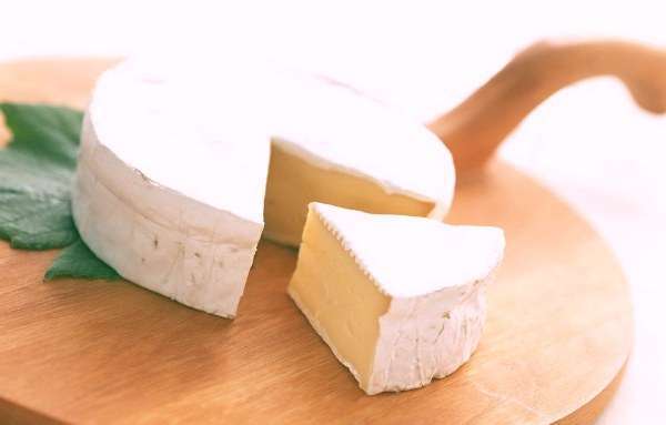 Сыр со слоем белой плесени