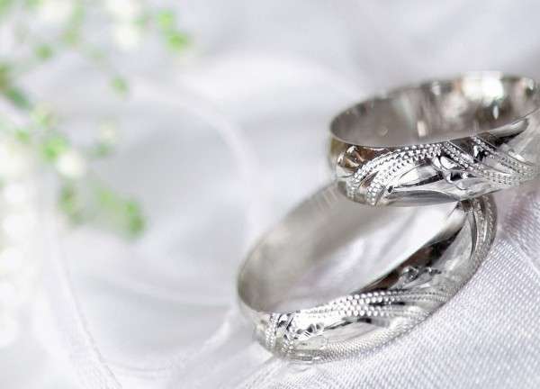На серебряную свадьбу можно обновить кольца "молодоженов".