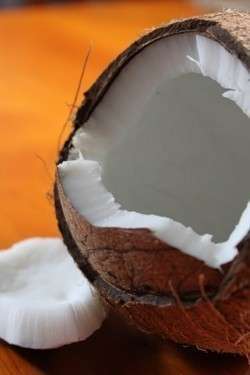 Расколоть кокос можно вообще без использования каких-либо дополнительных инструментов