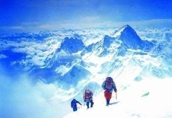 Неприступная гора Эверест. Фото с сайта http://www.risk.ru/