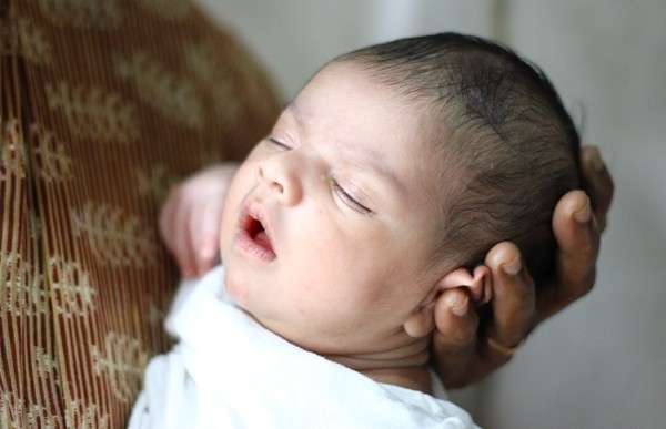 Одним из самых неприятных и опасных для малыша симптомов может тсать затрудненное дыхание