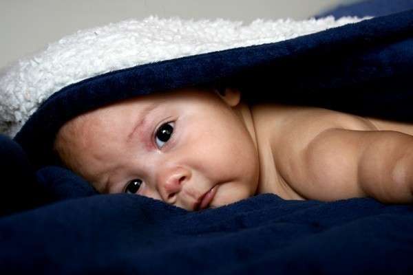 Основной причиной болей в животике у новорожденных являются колики