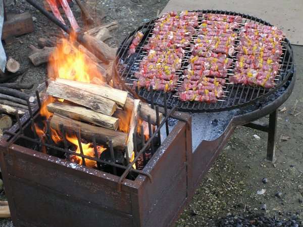 Шашлыки и мясо на гриле - очень распространенное блюдо для пикника летом