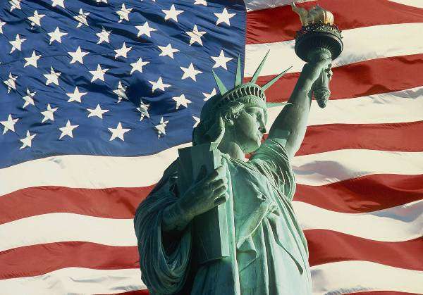 Статуя Свободы на фоне флага США