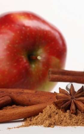 Сочетание корицы и яблока с давних времен считается один из тайных приемов самых успешных кулинаров