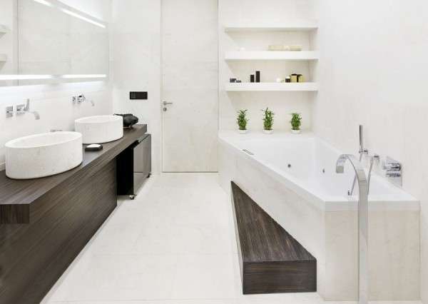 Ванная комната в белом цвете - классический вариант