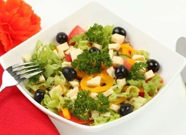 Греческий салат - отличная альтернатива привычным овощным салатам