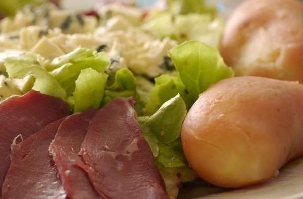 Привычные сытные и калорийные продукты вполне могут превратиться в достаточно легкий салат