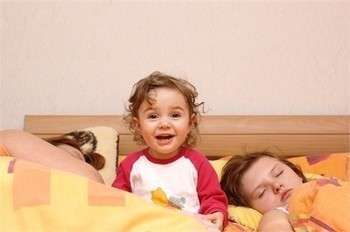 Не спит ребенок — ищем причины. Фото с сайта  www.minibanda.ru