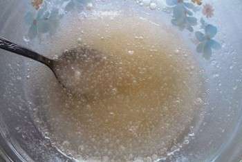 Агар-агар или желатин заливаем водой. Фото с сайта http://vkusnjaschka.com/