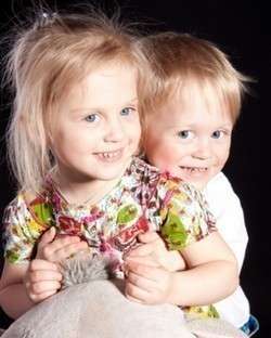 Двойняшки могут быть разного пола. Фото с сайта rebenok.by