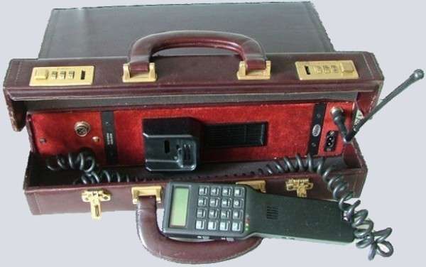 Первые мобильные телефоны были весьма громоздки
