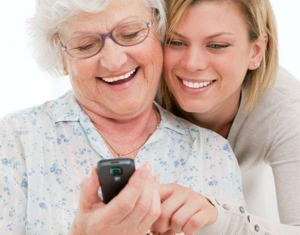 Не все пожилые люди умеют пользоваться мобильными телефонами, им проще звонить со стационарного