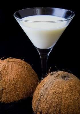В свежем и спелом кокосе при встряске слышны булькания сока