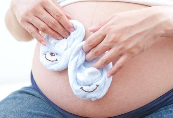 При многоплодной беременности в декрет можно выйти раньше на пару недель