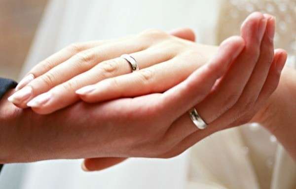 Традиционно кольца мужа и жены одинаковые