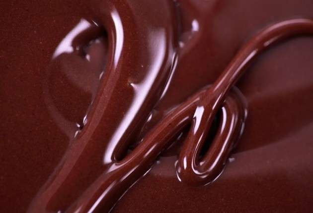 Тягучая шоколадная глазурь - прекрасное лакомство, которое придется по вкусу и детям, и взрослым
