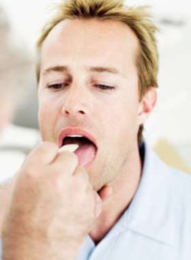 Слизь в горле чаще всего вызвана простудными заболеваниями