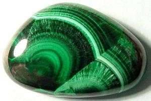 Что можно прочесть в зеленой глубине камня малахита?