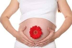 Опасен ли для малыша герпес при беременности на губах у мамы?