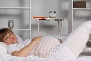 Можно ли спать на животе беременным: какие позы сна будущей мамы опасны для малыша