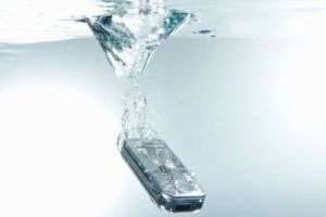 Реанимируем свой мобильник, или Что делать, если телефон упал в воду