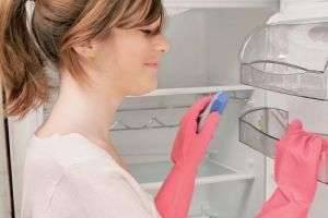 Как избавиться от запаха в холодильнике?