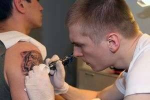 Больно ли делать татуировку?