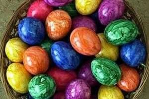 Как красить яйца: в луковой шелухе, в пищевом красителе или воском
