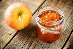 Как варить яблочное варенье на плите и в мультиварке, целиком и дольками?