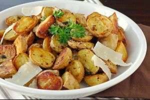 Как вкусно запечь картошку в духовке с майонезом, сметаной, салом, чесноком?
