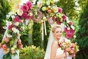 Оформление свадебной арки цветами, тканью, лентами, шарами