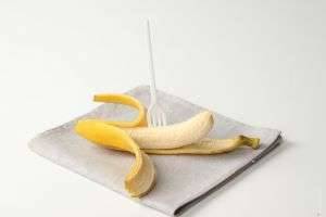 С какого возраста ребенку можно давать банан: удивительно полезная сладость для крохи