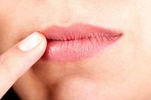 Как предотвратить появление трещин на губах и почему это происходит?