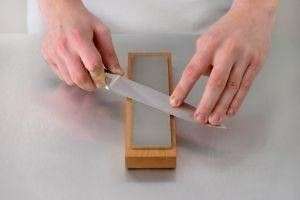 Как правильно точить ножи бруском?