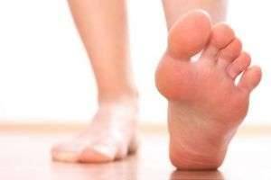 Почему чешутся стопы и как избавиться от неприятных ощущений в ногах