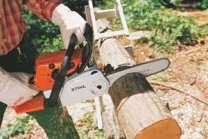 Как правильно пилить деревья бензопилой: техника валки больших и маленьких деревьев