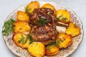 Картошка, запеченная в духовке с мясом курицы, фаршем, свининой, салом, беконом