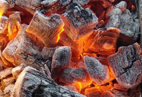 Как делают древесный уголь для шашлыка?