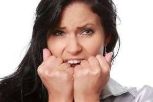 Чтобы перестать кусать губы и щеки, нужно пытаться контролировать себя во время стресса