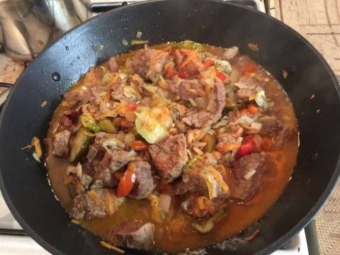 Как приготовить азу по-татарски с солеными огурцами и говядиной?