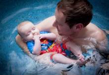 Как научить новорожденного плавать?