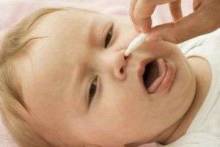 У грудничка заложен нос — в чем может быть причина  и как оказать помощь малышу